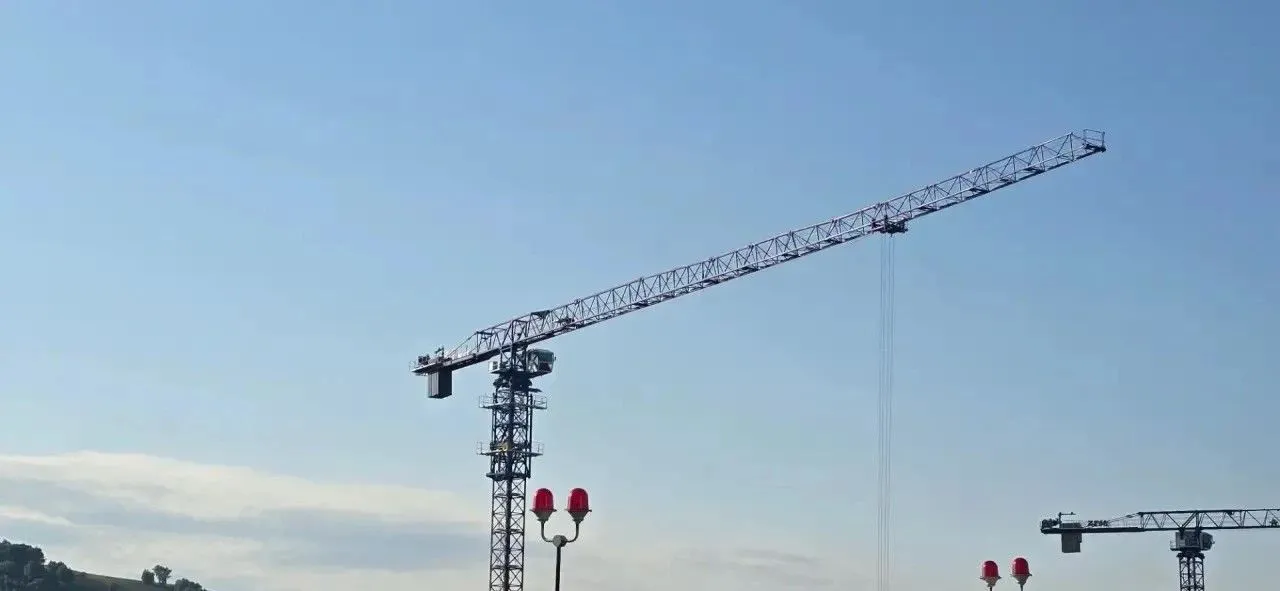 Башенные краны ZTM вышли на площадку нового аэропорта в Горно-Алтайске
