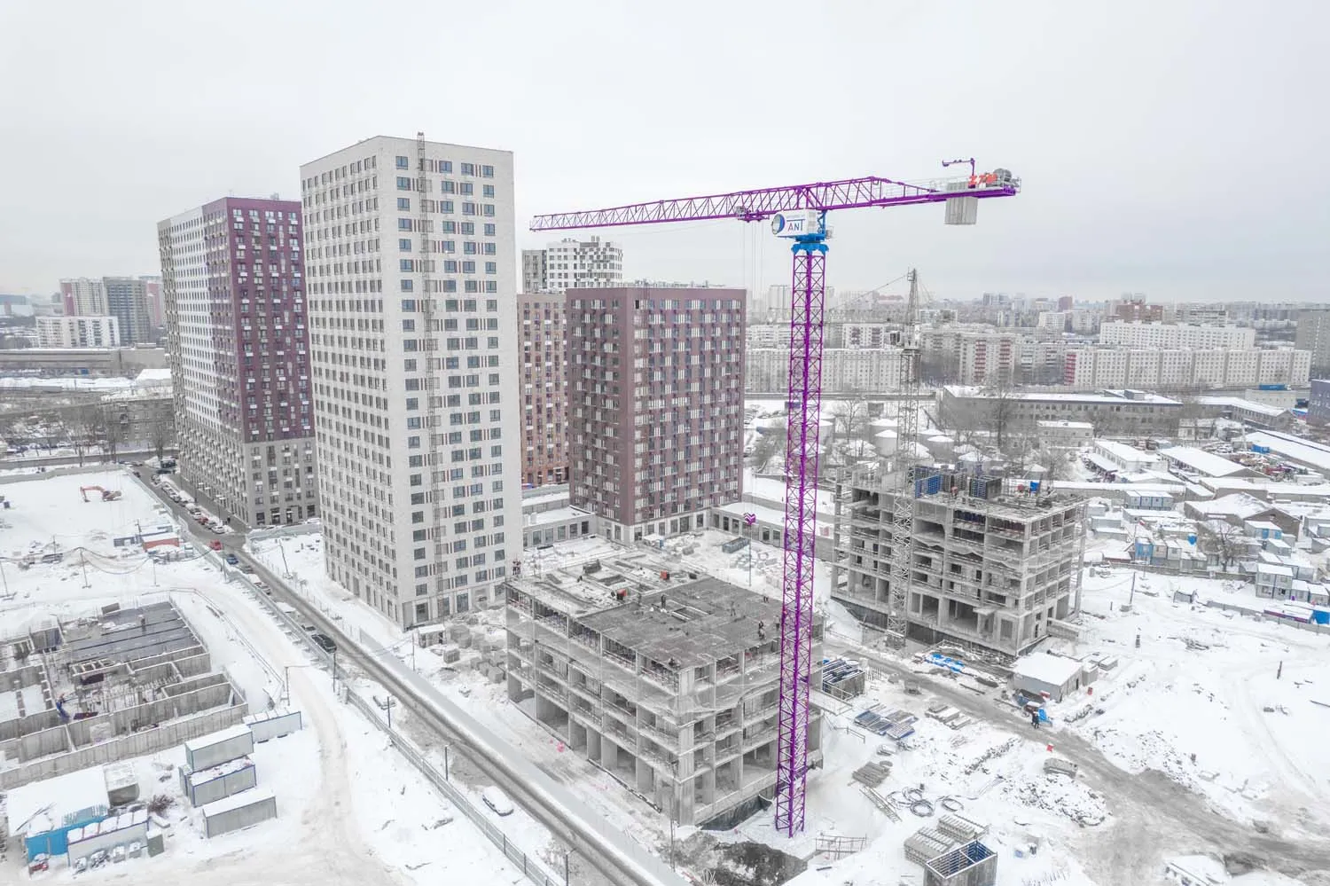 Поставка мощного башенного крана для высотного строительства в Москве